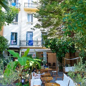  Hostal Hi Les Camélias